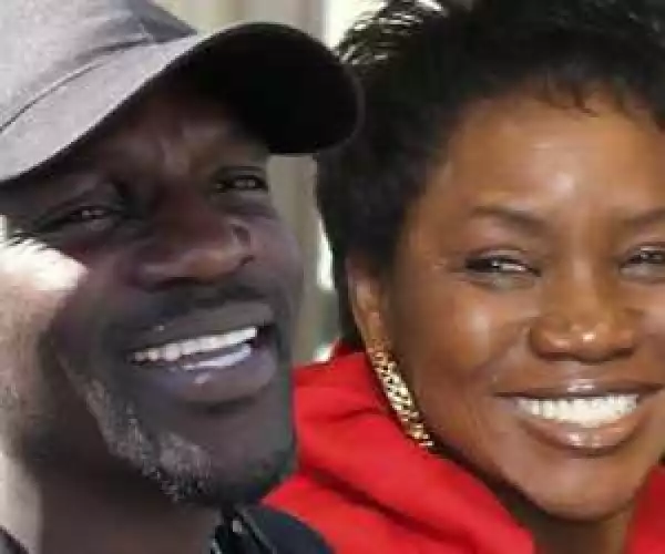 Akon gives his mom the deeds to his Atlanta home...
